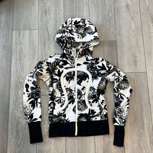 LULULEMON ZIP UP SWEATSHIRT SIZE 4